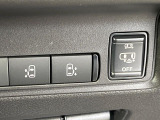 【両側パワースライドドア】スマートキーや運転席のスイッチで後席両側スライドドアの開閉が可能♪電動だから力を入れてドアを開ける必要が無く、小さなお子様でも簡単に開け閉めでき快適です♪