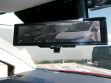 インテリジェントルームミラー、後方がカメラの映像で見れるので視界くっきり、車内に障害物があっても関係ありません。普通のバックミラーとも切りかえが出来ます。
