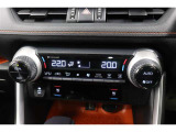 運転席と助手席、それぞれ温度調節ができ、オールシーズン快適なオートエアコンとなっております!