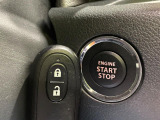 【キーレススタートシステム】カバンやポケットに入れたままでもドアの施錠・解錠が可能なスマートキーを装備。エンジンのオン・オフ時もカギを取り出す必要が無いからとっても便利です♪