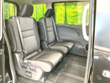 後部座席も気になるようなキズ・汚れやへたり等、大きなダメージはなく、良好な状態です。