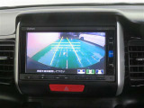 車両後方の映像を映すバックモニター。進路を確認しながら安全に車庫入れできます。
