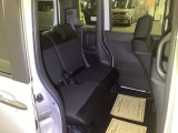 フラットな床と膝回りや頭上スペースなど十分な広さがあります。後部座席には乗り降りする際の補助、走行中の揺れを抑えるための手すりも付いております。高齢者や小さいお子様がいるご家庭では重宝されます。