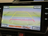 後方の見える安心をお届けするバックガイドモニター付:バックするときのアシストラインもあって楽々バック!車庫入れや縦列駐車をサポートし、苦手な駐車も安心です!今やもう手放せない装備ですネ♪
