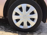タイヤはスチールホイール+ホイールキャップとなっております。