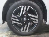 純正アルミホイール付き!足元もかっこよくきまっています☆