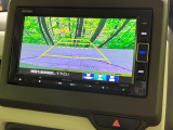 【バックカメラ】駐車時に後方がリアルタイム映像で確認できます。大型商業施設や立体駐車場での駐車時や、夜間のバック時に大活躍!運転スキルに関わらず、今や必須となった装備のひとつです!
