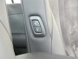 助手席もパワーシート付です。運転席からは、助手席肩口パワーシートスイッチで助手席シートの操作が手軽にできます。