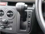 【シフトレバー】シフトもとても操作しやすいデザインになっております。運転する人の事を第一に考えた操作性の高い仕様です。