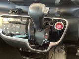 自然に手が届き、操作性の良いインパネシフトに、パーキングブレーキは、フットブレーキタイプなので、運転席と助手席の間はすっきりしています。