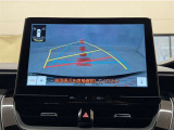 バックガイドモニター付きです。車の後方に小型カメラが付いており、バックする際の後方の様子をモニター上に表示します。