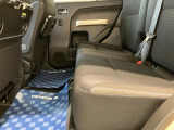 後部座席です。足元空間は広々しており、大人4人乗車も無理なく可能です。