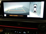 【全周囲モニター】車を上空から見下ろしたような映像をカーナビ画面に映し出し、車庫入れや縦列駐車をサポートしてくれます。