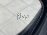【ブラインドスポットモニター】走行中、ドアミラーの死角になりやすい箇所に後続車が接近するとサイドミラーのレンズに警告を表示!ドライバーに注意喚起をしてくれます。