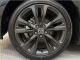 「トヨタ純正アルミホイール」を装着!純正なので車のデザインともマッチしています。高級感やスポーティーさを際立たせてくれます。