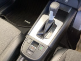 シンプルでとても使いやすいフロアシフトに、パーキングブレーキは電子制御パーキングブレーキです。