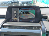 パノラミックビューモニターを装備!上から車両を見下ろしたような映像をナビ画面に表示できます。車両前後左右に搭載した4つのカメラ映像を継ぎ目なく合成!目視では見えない部分もリアルタイムで見れます。