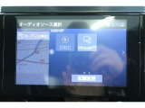 【ディスプレイオーディオ】スマホをクルマとつなぐだけで、おなじみのアプリをディスプレイオーディオ上で気軽に使えるようになります。ハンズフリー通話や各種機能を音声操作できるので、運転中でも安心♪
