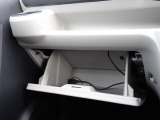 収納たっぷりグローブボックス。