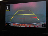 バックモニター付き。車両後方の映像を画面に表示し、駐車などの後退操作をサポートします。