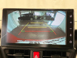 【バックカメラ】 駐車時に車両後方の様子を見ることができるので、運転の不安を軽くします。