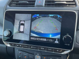 アラウンドビューモニターです。上空からお車の周りを見る感覚で表示されますので、車庫入れも簡単