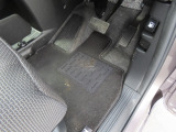 【フロントのフロアマット】前席は純正フロアマット付きです。大きな汚れもなく、使用感も少なめで綺麗な状態です。