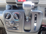 シフトとエアコンです。ダイヤル式のマニュアルエアコンになります。シンプルで使いやすい!