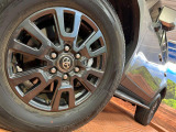 【純正18インチアルミホイール】外観にマッチした純正アルミホイールを装着しております。各種社外アルミホイールや、スタッドレスタイヤも取扱いしております。是非ご相談ください♪