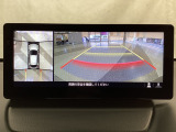 狭い場所での駐車やすれ違いなどでより的確な運転操作に役立つ360&deg;ビューモニターが装備されています。