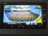 ギヤをRに入れるとナビの画面に後ろの映像が映るリヤカメラ付!後退時の安全確認やコンディションの悪い視界でもカラーバックモニターがドライバーをサポート☆☆☆