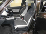 運転席、助手席がそれぞれ独立したセパレートシート仕様です。