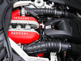 V12エンジンが生み出す滑らかな加速とサウンドに包まれながら、日常の移動が特別な時間へと変わります。