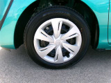 純正スチールホイール&ホイールキャップで足元もすっきりです。