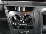 使いやすいマニュアルエアコンは簡単な操作で車内を快適にしてくれます☆