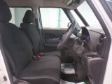 スタイリッシュなダークカラーの内装色がおしゃれです♪広々とした運転席周りで、もちろんルームクリーニング済みです!