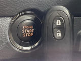 【キーレススタートシステム】カバンやポケットに入れたままでもドアの施錠・解錠が可能なスマートキーを装備。エンジンのオン・オフ時もカギを取り出す必要が無いからとっても便利です♪
