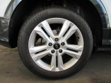 全車両に標準装備の純正アルミホイールは、純正ならではのバランスの良いデザインと、走行安定性をお楽しみ頂けます。