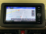 純正メモリーナビを装備。タッチパネル式で使いやすく、お出かけもラクラクです。