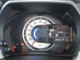 大きなスピードメーターがあり、夜間には程よい照明で視認性も良好です!