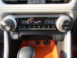 デュアルエアコン装備車です!運転席と助手席で個別に温度を設定できますので、どちらの席も快適な車内環境を維持できます♪