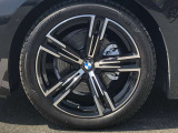 BMW純正18インチホイール。洗練されたデザインで、足元の個性を引き立てます。