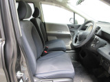ゆったり大きくサポートも深いフロントシートです。室内はクリーニング済みです。