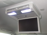 後席用のモニターがついています。特に小さいお子さん移動時間が退屈せずに大喜び!見たいテレビやDVDなどが楽しめます。みんなでワイワイ楽しいドライブですねぇ〜!