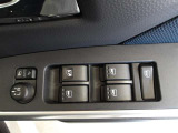 パワーウィンドウスイッチで運転席から全席の窓の開閉ができます。