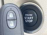 【キーレススタートシステム】カバンやポケットに入れたままでもドアの施錠・解錠が可能なスマートキーを装備。エンジンのオン・オフ時もカギを取り出す必要が無いからとっても便利です♪