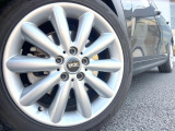 ●純正17インチアルミホイール:輸入車ならではの卓越した走りを支えるホイールと足回りです!日本車の走りに慣れている方にもぜひ体感して頂きたいほど、高いレベルでまとまっています!