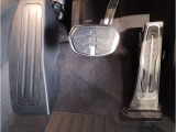 【ペダル】BMWはオルガン式アクセルペダルを採用しています。踏み込む足とペダルが同じ軌跡を描くため、かかとがずれにくく、アクセルコントロールがよりしやすくなるメリットがあります。