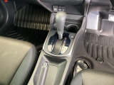 シンプルでとても使いやすいフロアシフトに、パーキングブレーキはハンドタイプのサイドブレーキです。