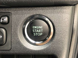エンジンスタートスイッチです。キーが車内にあれば、エンジンの始動や停止はスイッチを押すだけ!キーを取り出す手間を省き、ワンプッシュで操作できるので簡単でスムーズです。